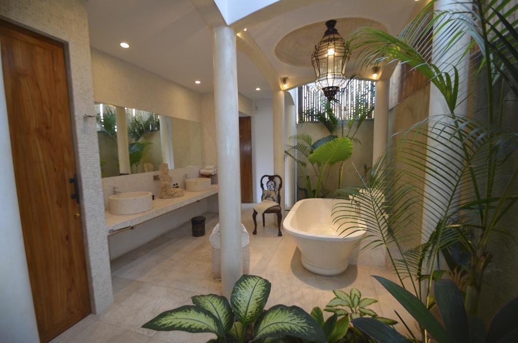 Elegant Villa Casabianca - Tropical Pool & Garden, Near Potato Head Beach Club! Seminyak Quarto foto